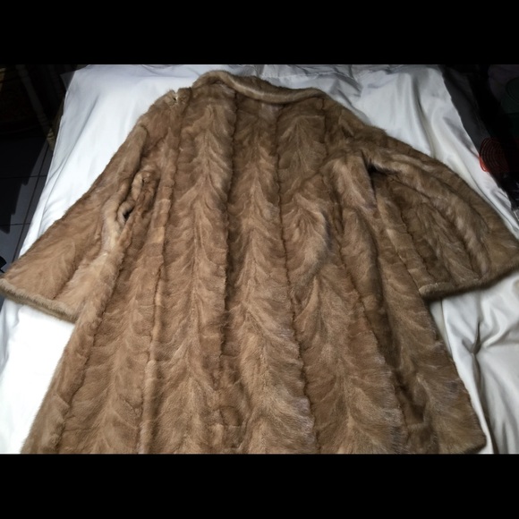 Vintage Femington Furs Beautiful Fur Coat - Picture 6 of 16